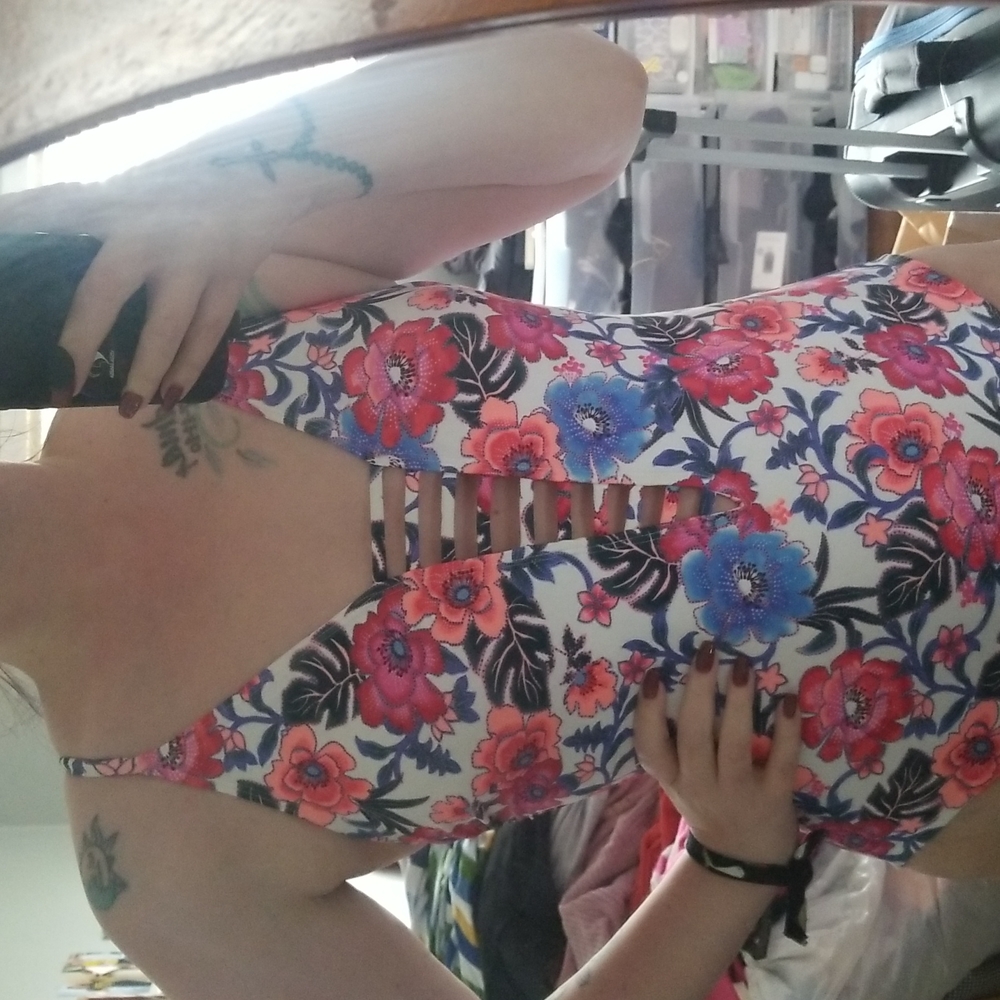 Time and Tru Swimsuit - Picture 6 of 9
